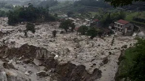 Dâmboviţa: RISC DE PRĂBUŞIRE pentru 20 de case, din cauza alunecărilor de teren