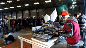 Scandal de Anul Nou în Franţa, din cauza unei petreceri ilegale cu peste 2000 de participanţi. Poliţiştii chemaţi să intervină au intrat în altercaţie cu petrecăreţii