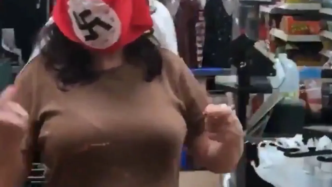 VIDEO Protest împotriva măştilor de protecţie: un cuplu din SUA a purtat măşti cu însemne naziste într-un supermarket. Reacţia magazinului