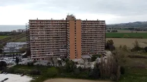 Hotel House din Porto Recanati, „ghetoul vertical” din Italia unde trăiesc aproape 2.000 de migranți