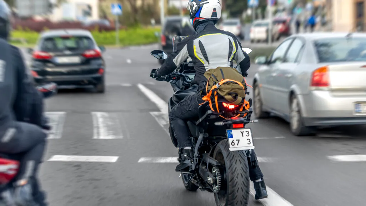 Motocicliștii vor putea trece printre mașini la semafor. Legea, adoptată de Camera Deputaților