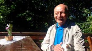 Fotografii cu Băsescu ţinând în braţe o pisică şi mesajul 