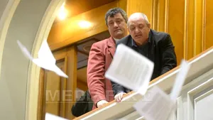 Şedinţa solemnă a Parlamentului, întreruptă de revoluţionari care au ameninţat că se aruncă de la balcon