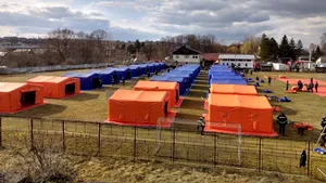 Tabăra de refugiaţi de la Siret cu 201 locuri, ridicată în două ore. La amenajarea acesteia lucrează 140 de pompieri 