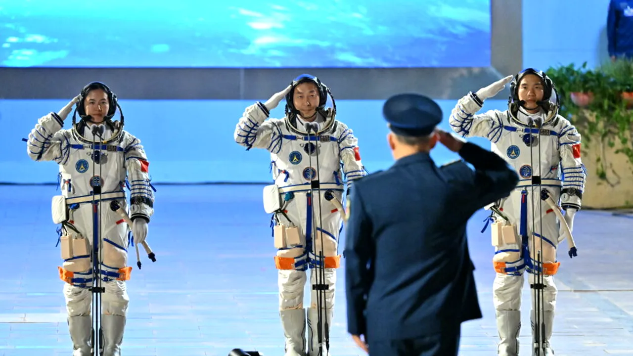 Astronauții chinezi blocați în stația spațială se vor întoarce cu nava spațială care a dus noua echipă