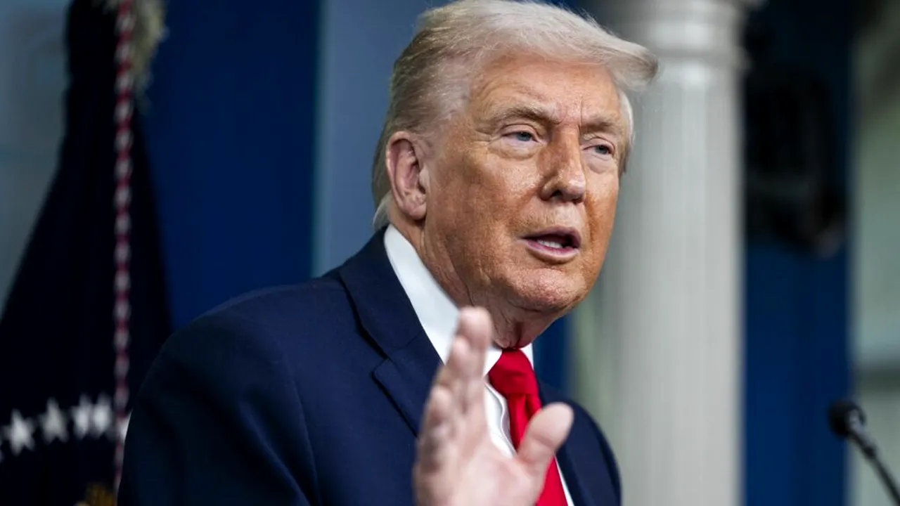 Trump spune că slăbirea dolarului este un lucru bun și că-l poate face să urce și să coboare precum un yo-yo