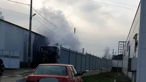 Incendiu la un camion încărcat cu pietriş, propagat la o hală de lângă un supermarket în Focşani