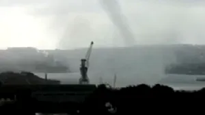 TORNADĂ şi ploi torenţiale în Istanbul. Unul dintre cele mai cunoscute bulevarde a fost inundat - VIDEO