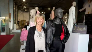 Olivia Newton-John a primit înapoi costumul din 