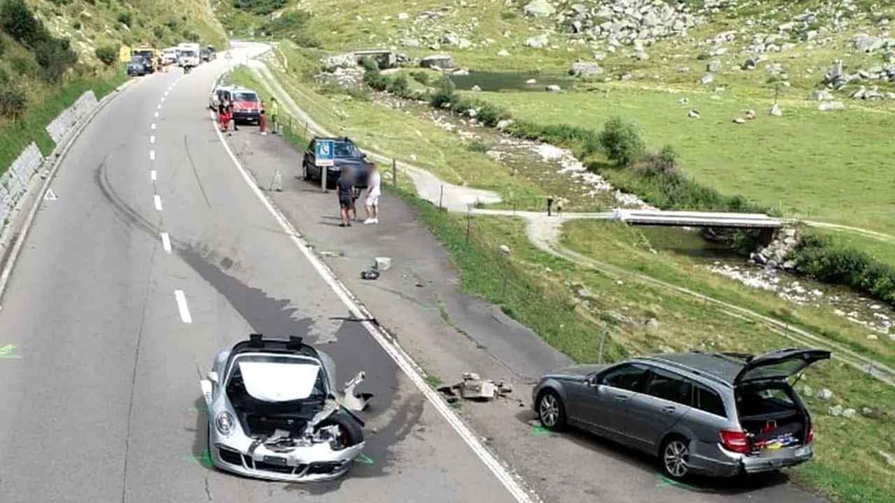 FOTO & VIDEO: Cel mai scump accident din istorie cu un Mercedes, un Bugatti şi un Porsche