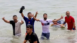 Marocanii ajunși ilegal în Ceuta declară că sunt gay și solicită azil politic