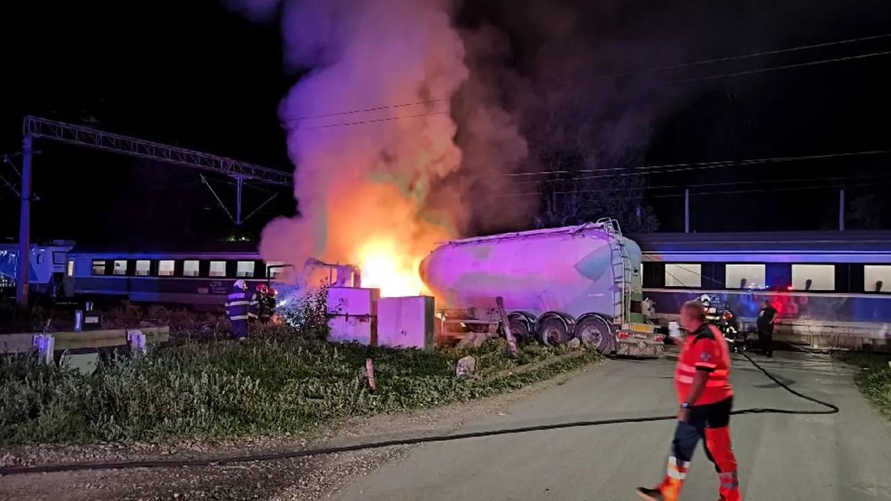 Accident feroviar în județul Bacău. O cisternă, lovită de un tren care mergea spre Constanța. Cisterna a luat foc