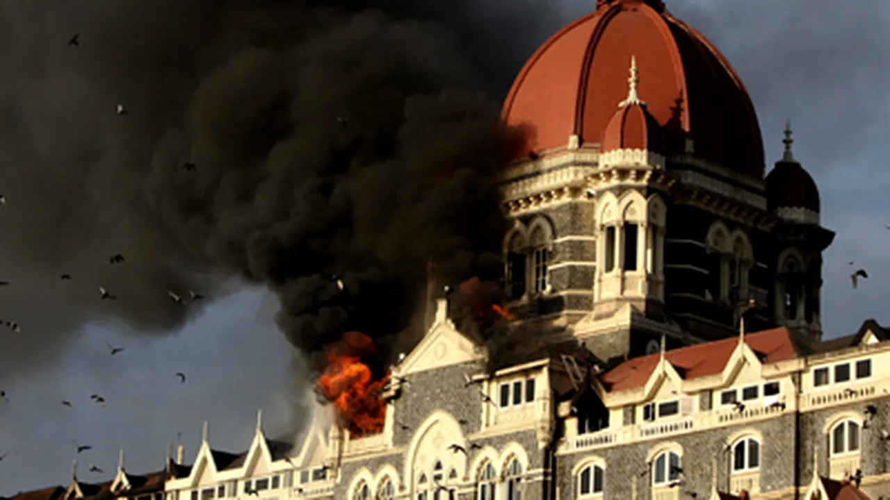 Incendiu în hotelul Oberoi din Bombay, unde se află cel puţin 200 de ostatici