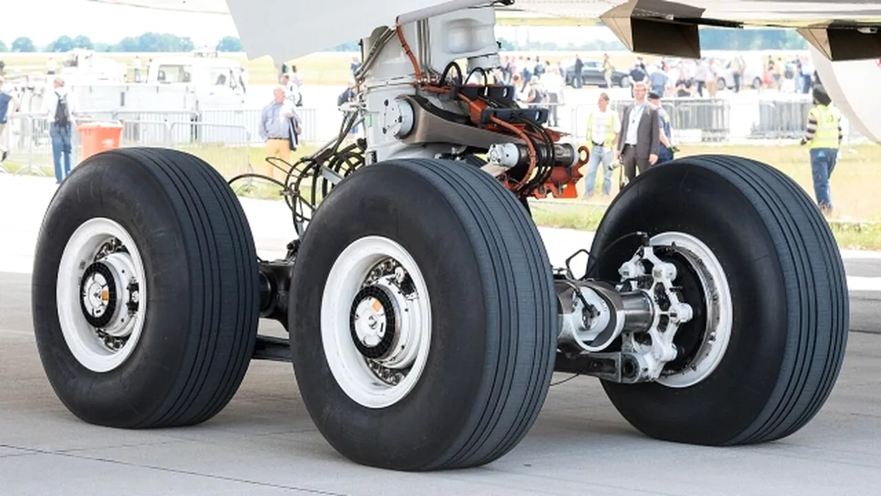 Ce conţin roţile avionului care trebuie să susţină 100 de tone, la viteze de 250 km/h