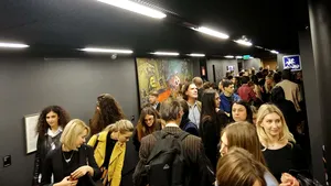 Muzeul de Artă Recentă din Bucureşti s-a deschis, cu sălile înţesate de artă şi de public: 