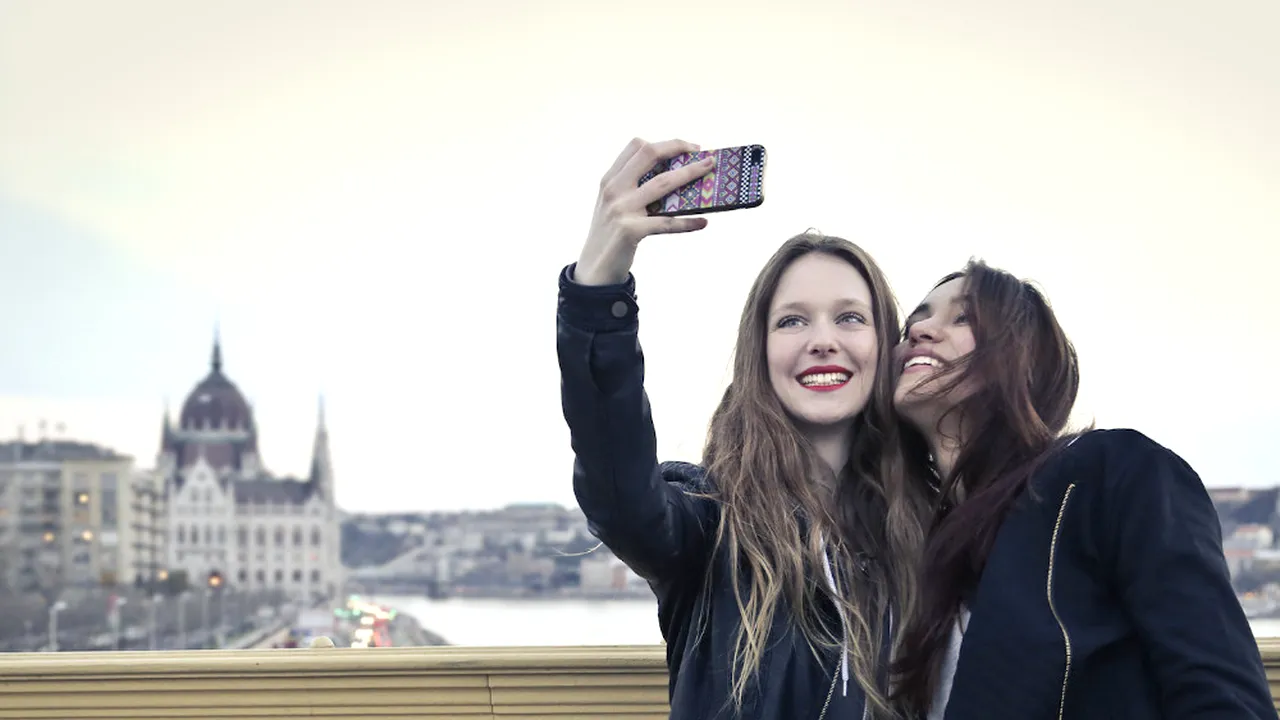 Afecţiunea la care sunt predispuşi oamenii care îşi fac selfie