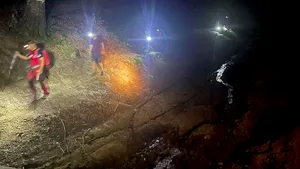 FOTO Fără lanternă pe munte. Doi tineri, recuperaţi noaptea de salvamontişti 