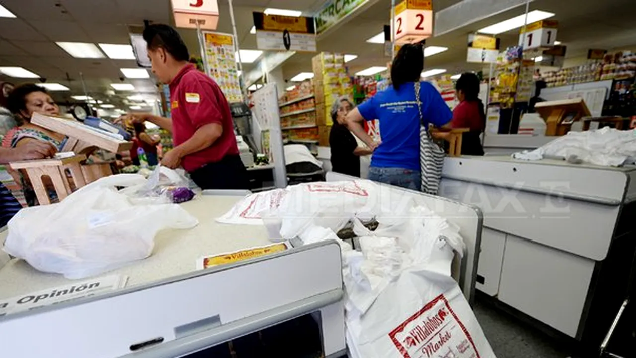Pungile din plastic, cu sau fără mâner, INTERZISE. Amenzi între 15.000 şi 25.000 de lei