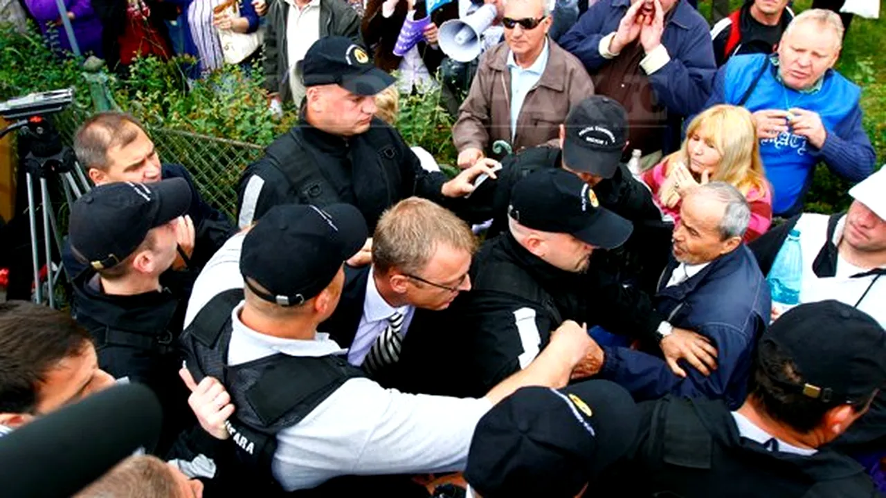 FOCUS: Atacul violent la adresa lui Hoară, singurul incident de la manifestaţia sindicală de miercuri