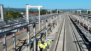 VIDEO & FOTO | Electrificarea şi reabilitarea liniei de cale ferată Cluj Napoca – Oradea – Episcopia Bihor / Progres fizic de până la 74% pe primele loturi / Ce stadiu trebuie la final de august pentru jaloanele PNRR