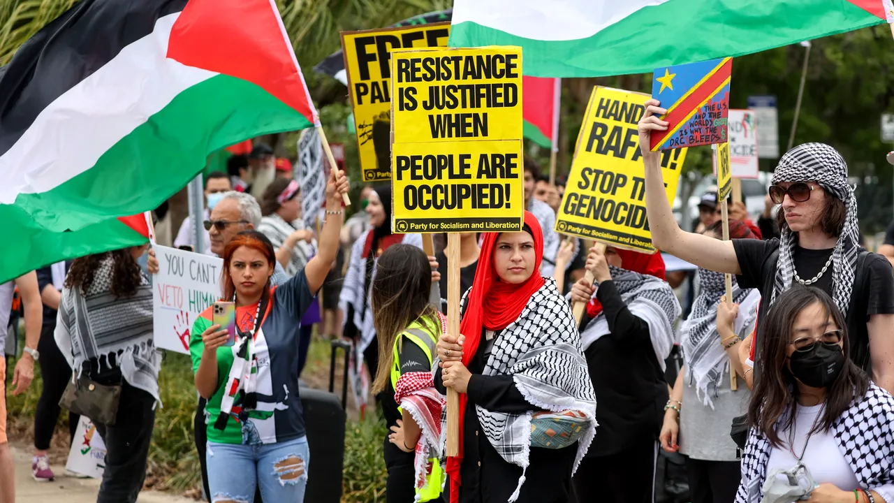 Demonstranţii pro-palestinieni şi pro-israelieni s-au luat la bătaie într-o universitate din SUA