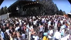 Clip de ARHIVĂ. Cum se distrau românii la mare în ultimul deceniu al epocii Ceauşescu/ Anii de glorie ai discotecii Ring din Costineşti
