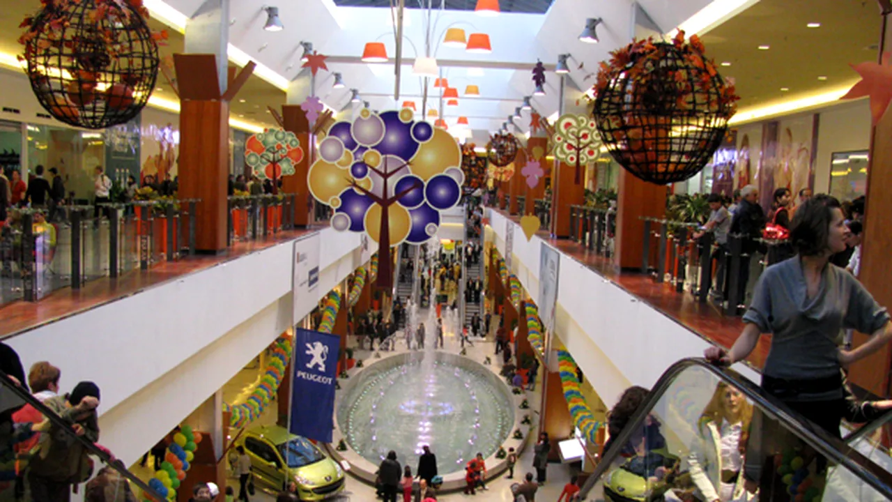 Decembrie în malluri: oameni mai mulţi, dar shopping mai slab