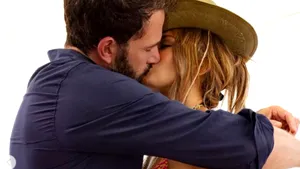 FOTO Jennifer Lopez şi Ben Affleck nu îşi mai ascund relaţia. Cum şi-a surprins J Lo fanii, cu ocazia zilei de naştere