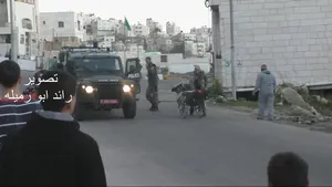 Palestinian în scaun cu rotile, răsturnat intenţionat de un militar israelian - VIDEO