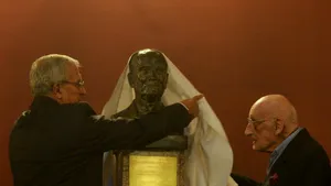 Neagu Djuvara a dezvelit bustul bunicului său, Trandafir Djuvara, joi seară, la Ateneul Român