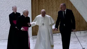 Papa Francisc spune că nu poate citi, pentru că încă suferă de bronşită