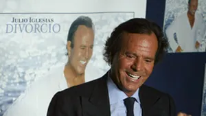 Julio Iglesias a primit o monedă de aur din partea primarului Sibiului