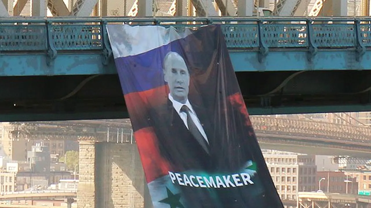 Banner cu portretul liderului rus Vladimir Putin pe care scrie 