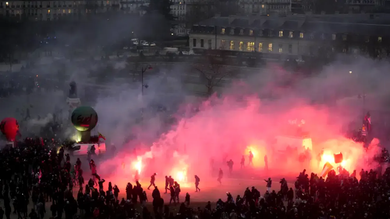 Peste 1,2 milioane de francezi au ieşit în stradă împotriva planului preşedintelui Emmanuel Macron de a creşte vârsta de pensionare de la 62 la 64 de ani / Greve şi noi proteste anunţate