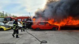 FOTO: Incendiu puternic la RAT Craiova. Mai multe maşini au fost cuprinse de flăcări