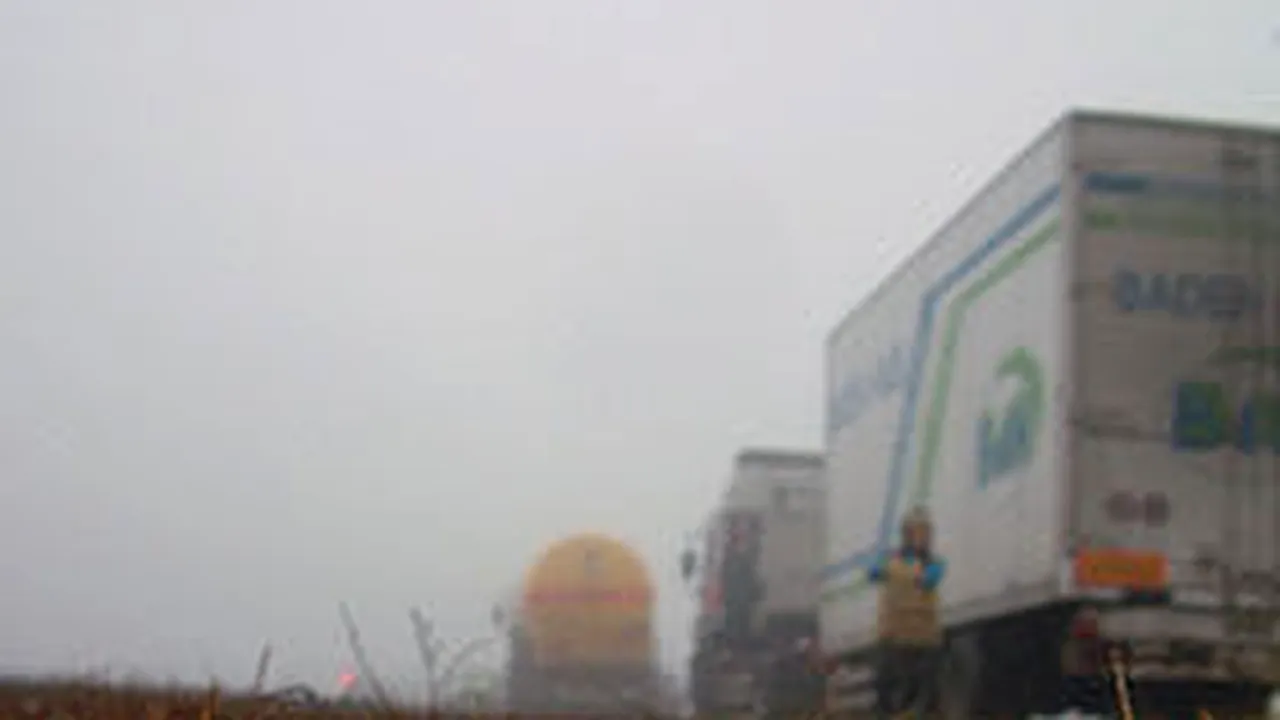 Trafic dificil pe mai multe drumuri naţionale, din cauza ceţii