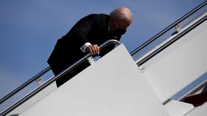 Reacţia Casei Albe după ce Joe Biden s-a împiedicat în timp ce se îmbarca la bordul Air Force On. Cum se simte preşedintele 