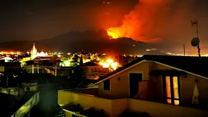 ETNA SE PREGĂTEŞTE DE ERUPŢIE: O coloană de cenuşă se ridică deasupra vulcanului