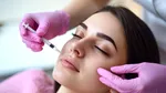 Aproape doi ani de intervenții estetice fără drept. Totul s-ar fi întâmplat într-un salon de tatuaje