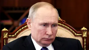Vladimir Putin, între izolare şi teoria conspiraţiei. Kremlinul spune că va conduce Rusia de acasă, ruşii cred că ar putea fi bolnav