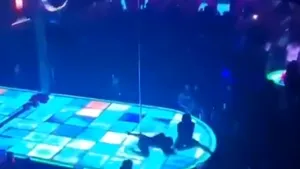 VIDEO: Momentul înfricoşător când o dansatoare la bară cade de la 6 metri înălţime, într-un club pentru adulţi