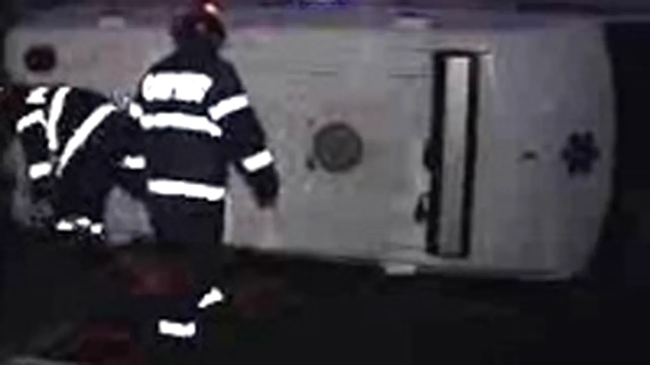 Bucureşti: Şoferul şi asistenta de pe o ambulanţă, răniţi într-un accident