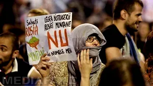 A şaptea zi de PROTESTE faţă de proiectul de la Roşia Montană, în Capitală. Manifestanţii au mers la sediul TVR