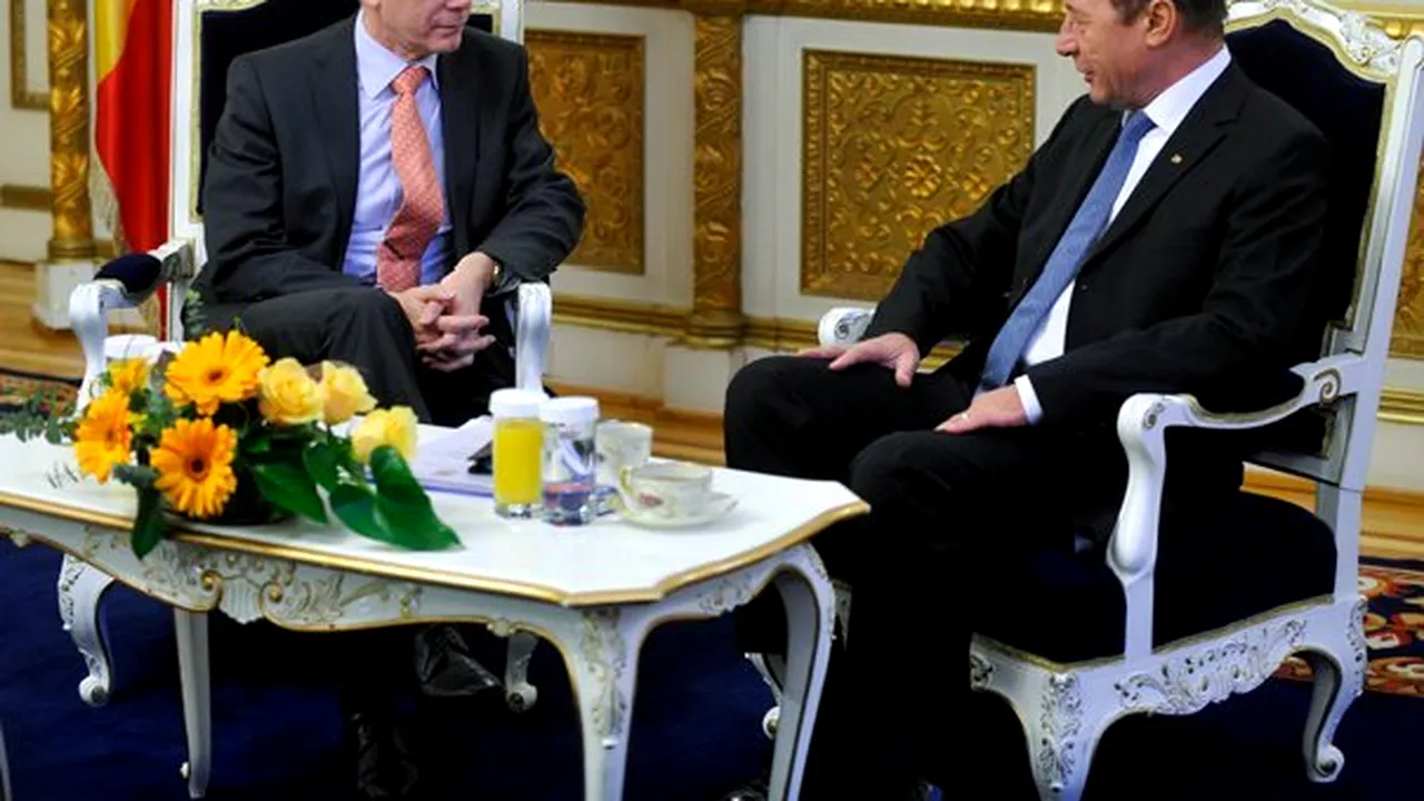Traian Băsescu îi conferă 