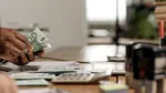 Caz ciudat. O femeie despărțită de soțul ei îi cere acestuia jumătate dintr-un câștig de 223 de milioane de euro