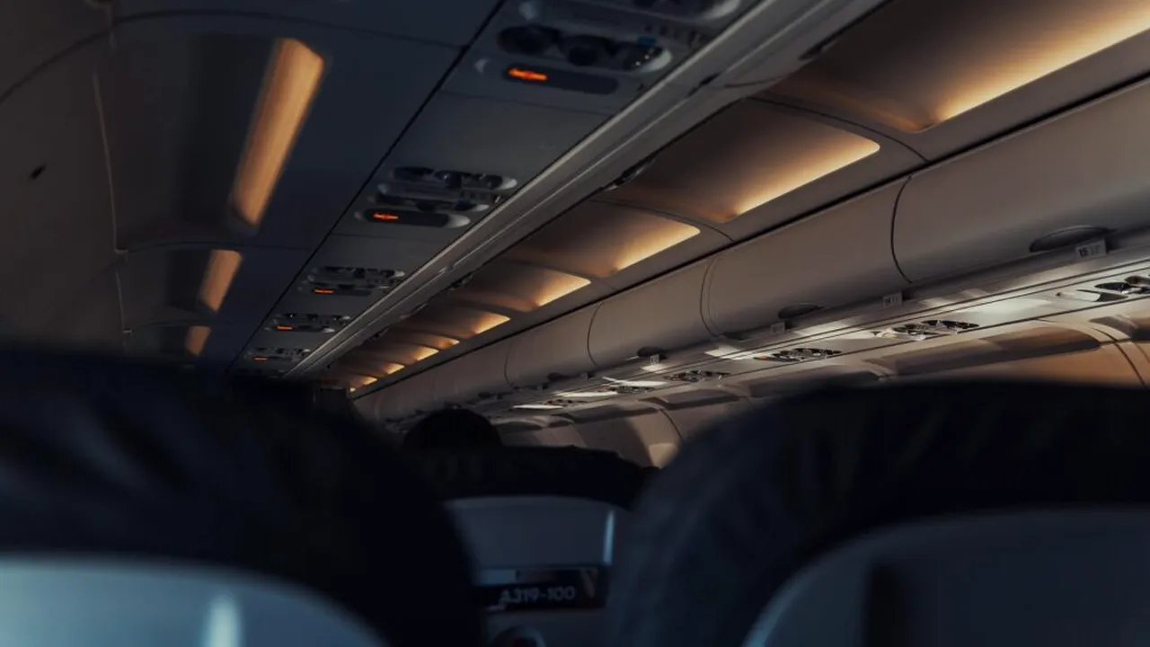 Motivul pentru care luminile din avion se sting la decolare și aterizare. Ți-ar putea salva viața