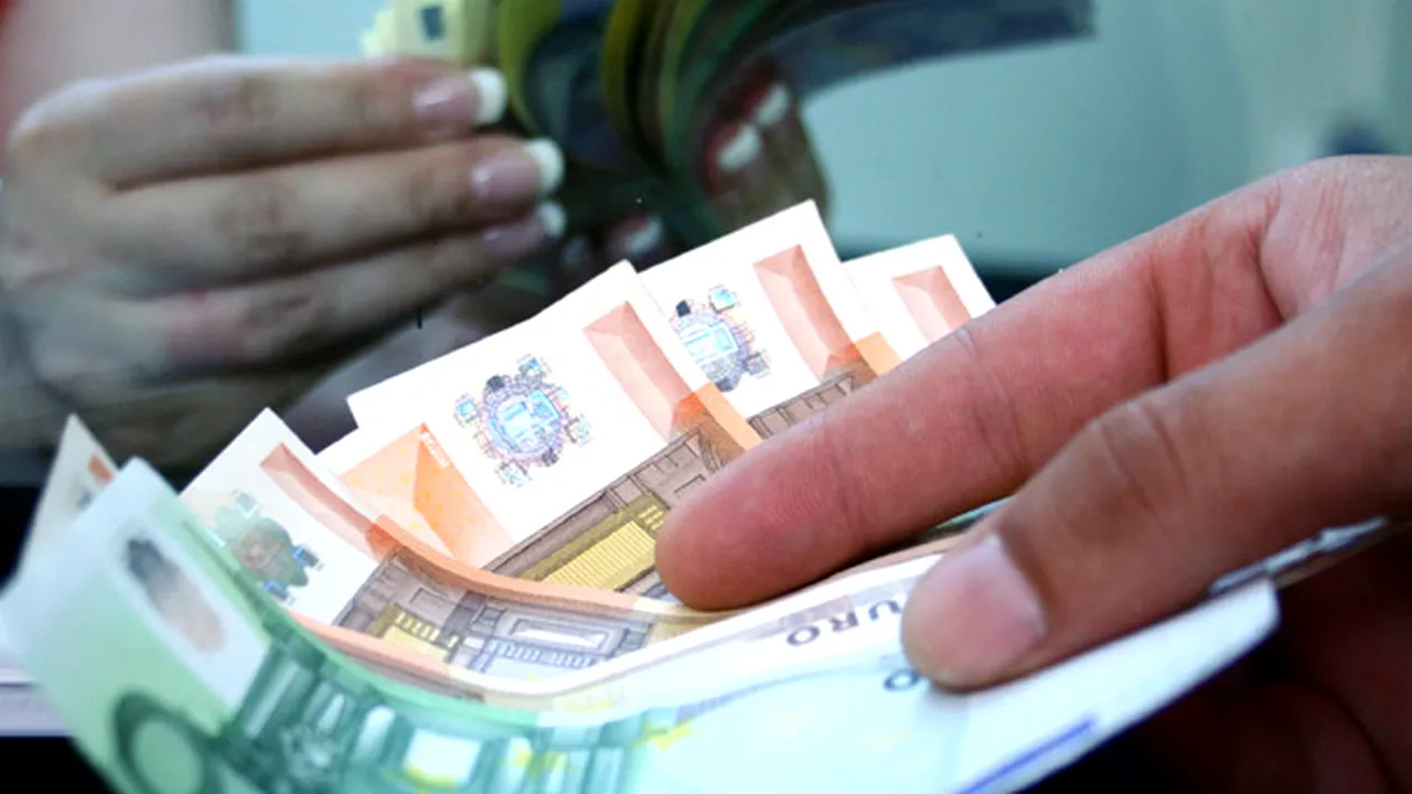 Cursul de schimb a urcat la 4,1128 lei/euro