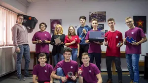 Robot care ia decizii singur şi recunoaşte culori şi imagini, creat de 10 elevi din Târgu-Jiu, pentru a participa la o competiţie internaţională / Echipa mai are nevoie de ajutor financiar pentru piese sau transport 
