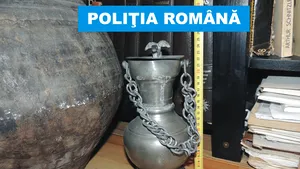 Cluj: Un vas din aur şi sute de bunuri arheologice, ridicate de poliţişti în urma unor percheziţii - FOTO