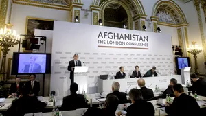 Hamid Karzai întinde o mână 